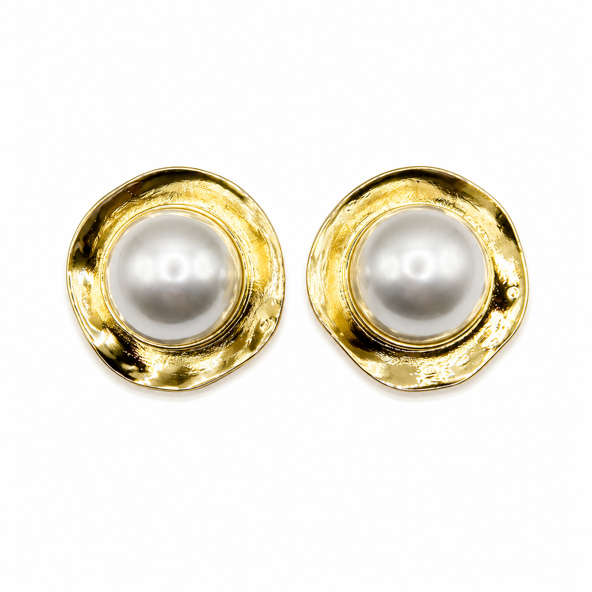 Arete dorado circular con perla chunky