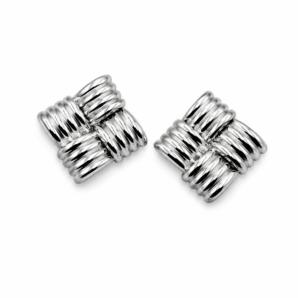 Arete plateado cuadrado
