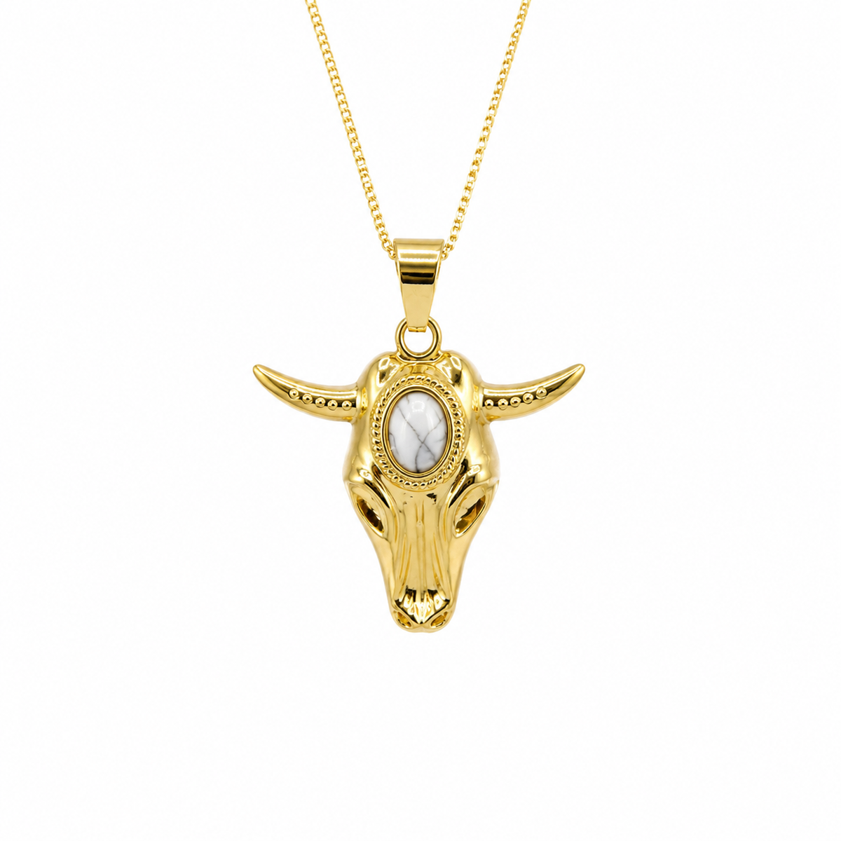 Cadena dorada con dije cabeza de toro y piedra blanca